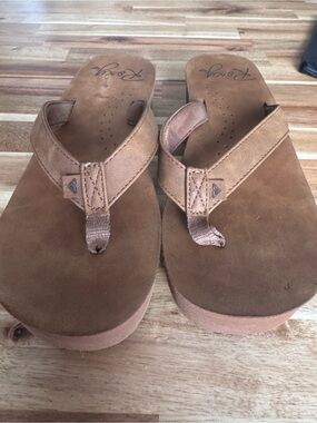 Roxy Women’s Tan Suede Thong Sandals leather look. Size 9